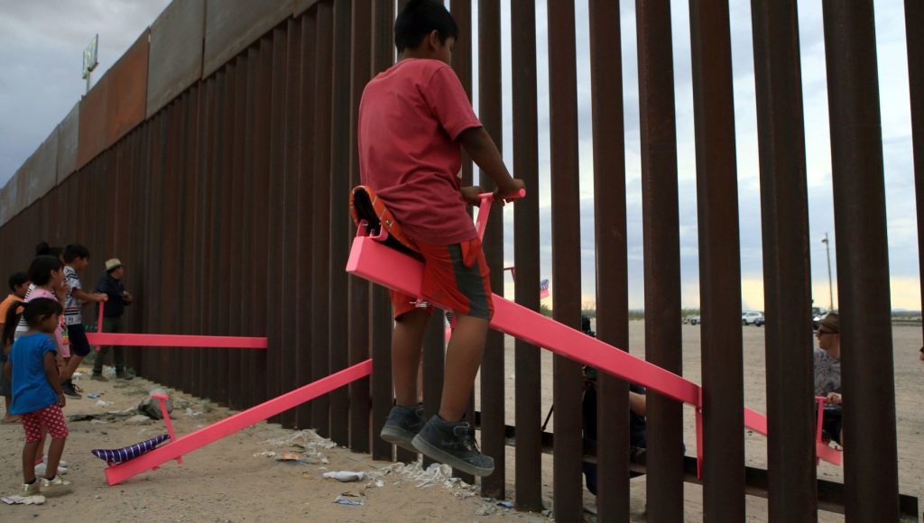 Estados Unidos y México, columpios rosas "para volar" sobre el muro