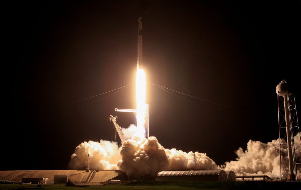 La tripulación de SpaceX regresa a la Tierra después de una misión récord