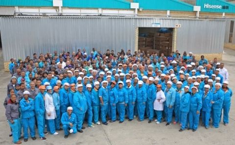 Personal de producción en las instalaciones de Hisense en Atlantis, Sudáfrica (Foto: Business Wire)
