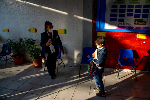 En América Latina, las aulas siguen vacías