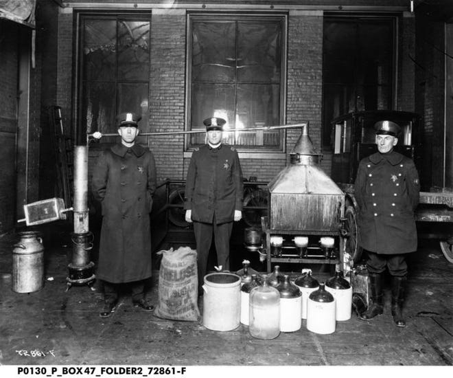 Los policías de Indiana se encuentran con equipo de destilación ilegal en el momento de la Prohibición.  Inauguración de la exposición de la Sociedad Histórica de Indiana 