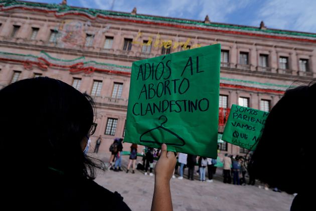 Saltillo, México - 7 de septiembre: miembros de grupos feministas en la Plaza de la Nueva Tlaxcala después ...