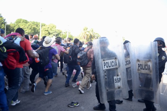 Una caravana de inmigrantes de unas 3.000 personas, denominada Marcha por la Libertad, la Dignidad y La Paz, logró romper el primer cerco policial del Instituto Nacional de Migración, la Guardia Nacional y la Policía del Estado que se ubicaba en las afueras de Tapachula. Chiapas en México el 22 de octubre de 2021. 