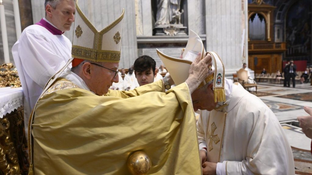 Parolin: Un obispo que da la vida por su rebaño y no huye de los lobos