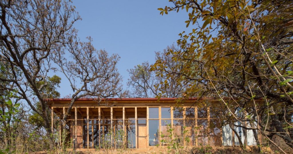 Casa eficiente de ladrillo y madera en zona montañosa de México – Idealista/noticias