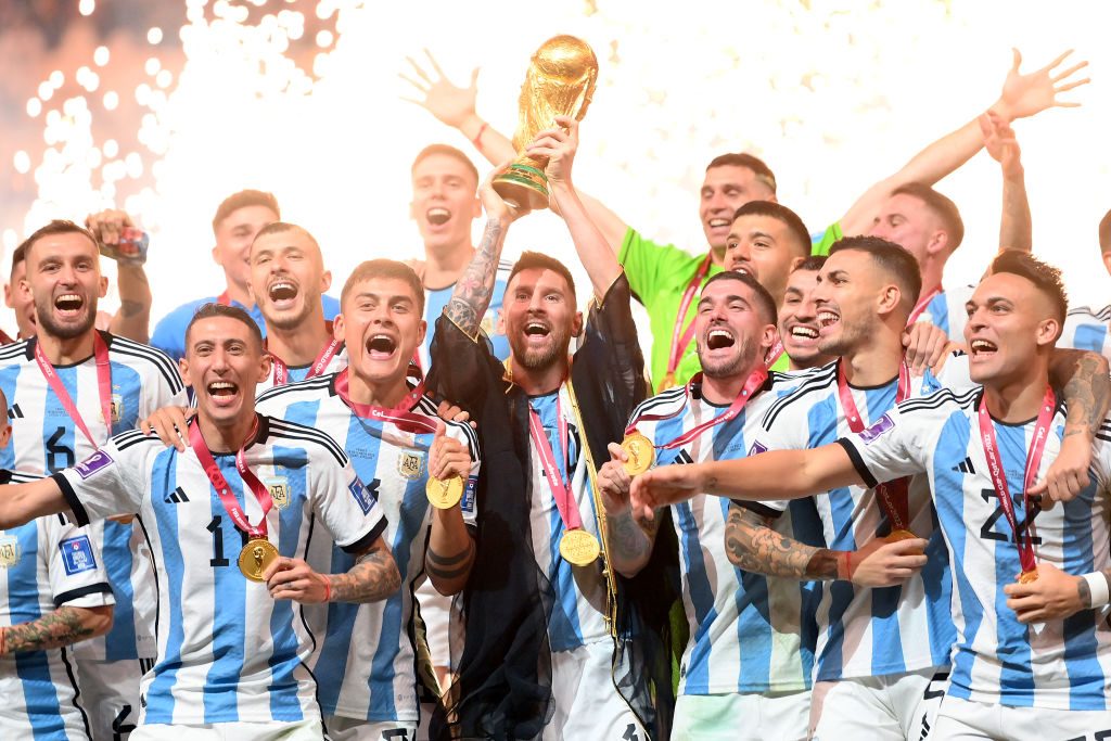 Los futbolistas argentinos celebran tras ganar el Mundial 2022.