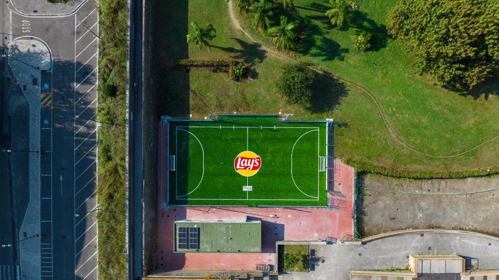 En Scambia, un campo de fútbol hecho con envases vacíos de patatas fritas y envases reciclados