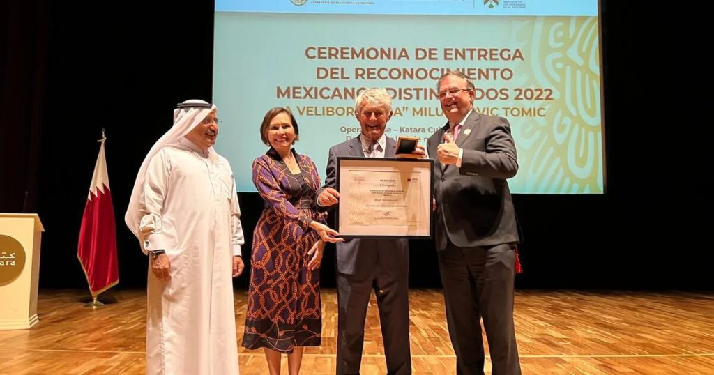 Marcelo Ebrard reconoció a Bora Milutinović como el «mexicano destacado» en Qatar