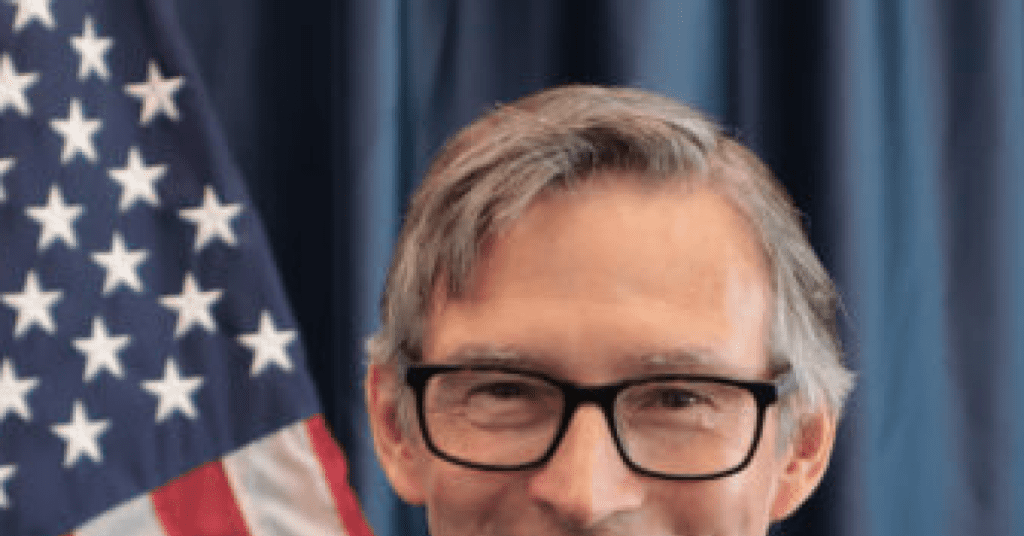 Douglas Benning, el nuevo cónsul de Estados Unidos en Milán, es un diplomático que anteriormente ocupó cargos en Tegucigalpa, Londres, Praga y Ciudad de México y es un apasionado del tenis. Douglas Benning, el nuevo cónsul de Estados Unidos en Milán, es un diplomático que anteriormente ocupó cargos en Tegucigalpa, Londres, Praga y Ciudad de México y es un apasionado del tenis.